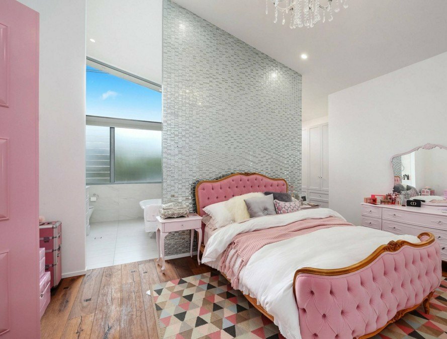 szürke rózsaszín hálószoba dekoráció fotó