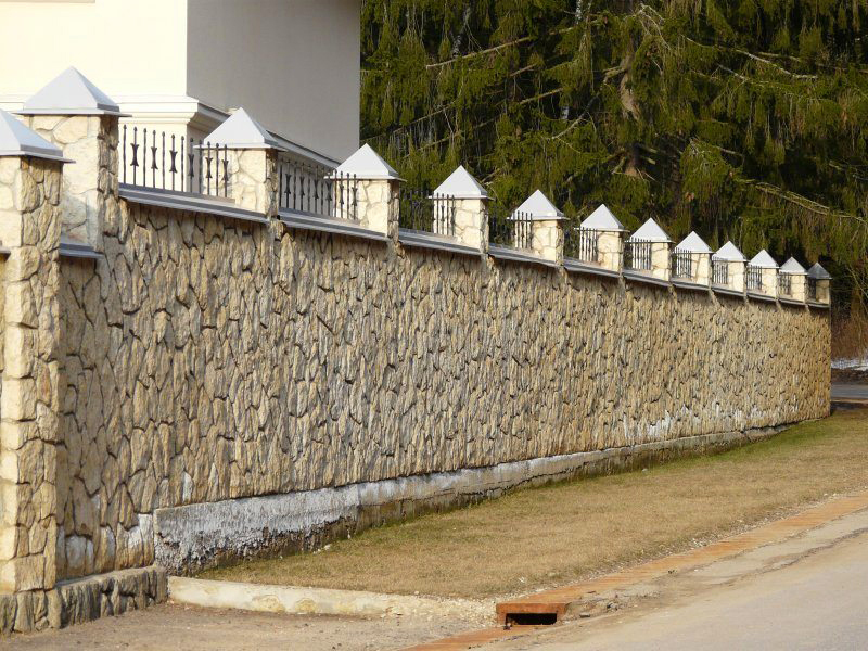 Quale recinzione è migliore: sorda o con spazi vuoti