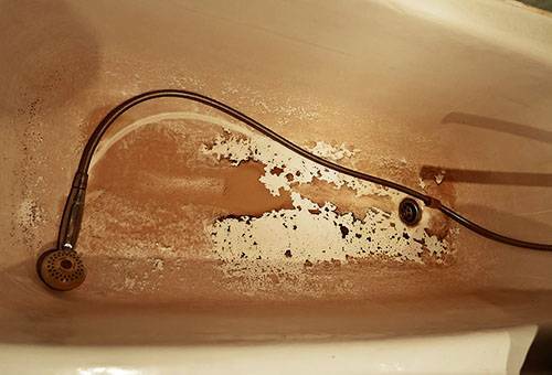 Comment blanchir un bain à la maison de façon peu coûteuse et efficace