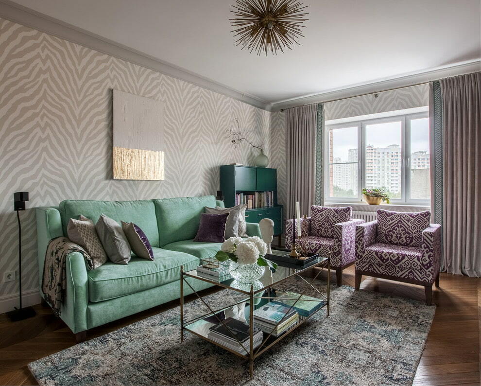 Mint Sofa mit Wohnzimmer mit hellen Wänden