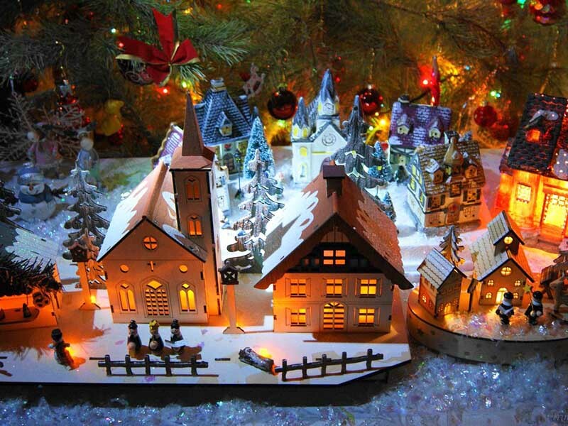 Ziemassvētku māja: avīžu caurules, kartons un audums