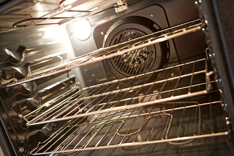 When using this method, it is not necessary to remove any racks or trays from the oven.
