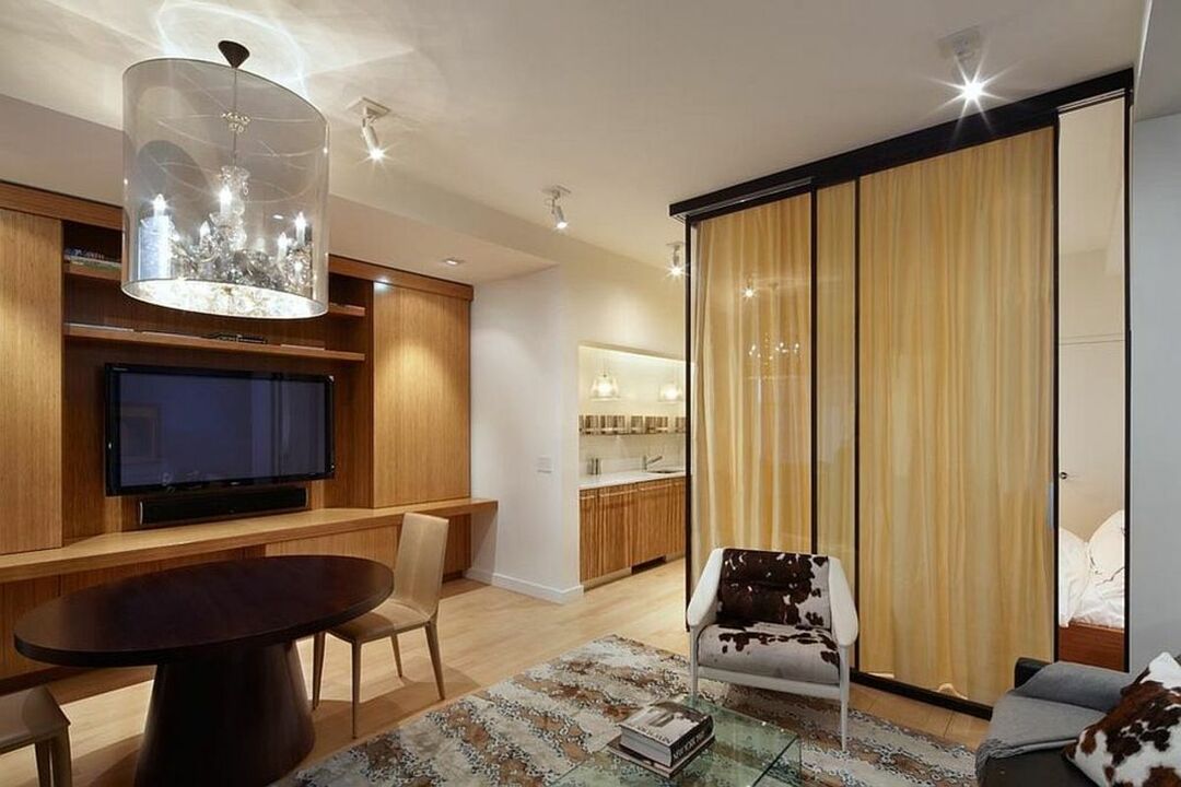 Begehbares Wohnzimmer: zwei oder mehr Türen im Inneren des Raumes, Auswahl an Möbeln und Tapeten