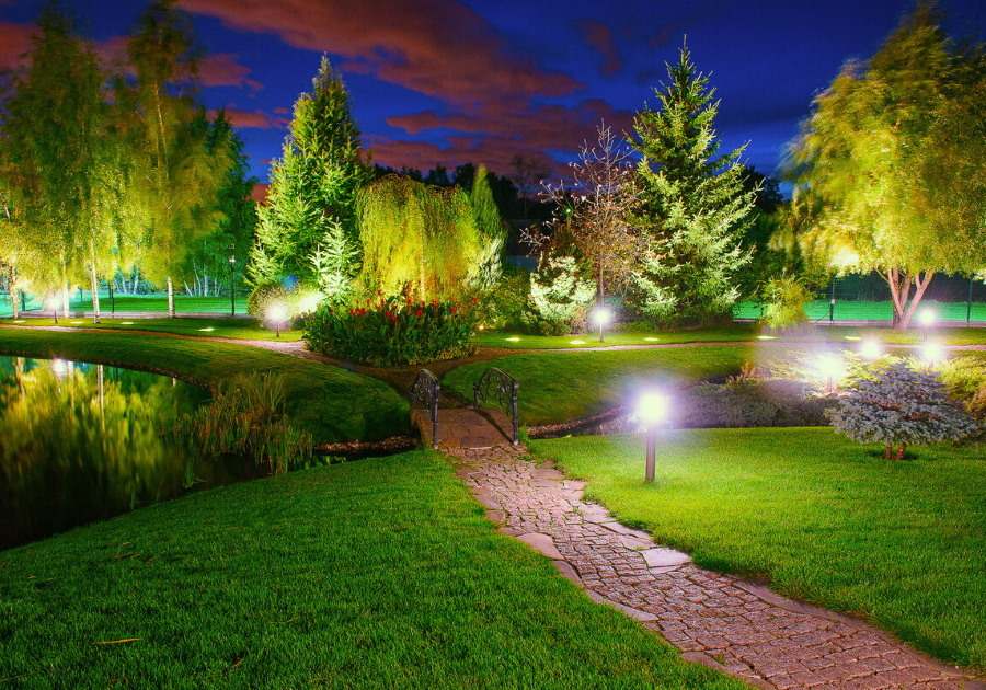 Iluminação paisagística de uma área suburbana à noite
