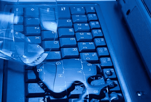 Gemorste vloeistof op het toetsenbord van de laptop of de computer - wat te doen om breuk te voorkomen?