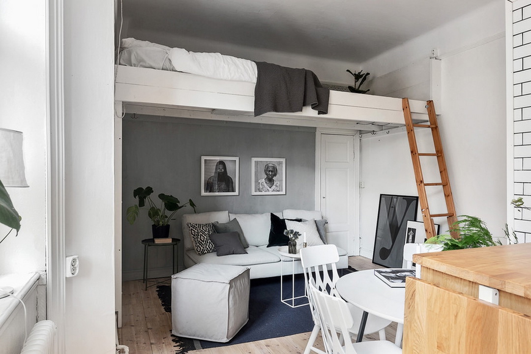 Podkrovní postel v bytě s vysokým stropem