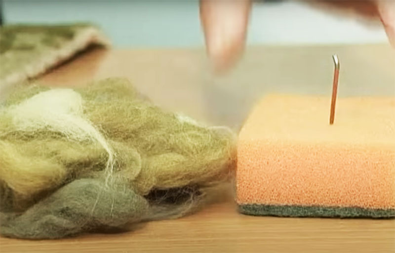 Necesitará una esponja de espuma para adherir la lana al área dañada.