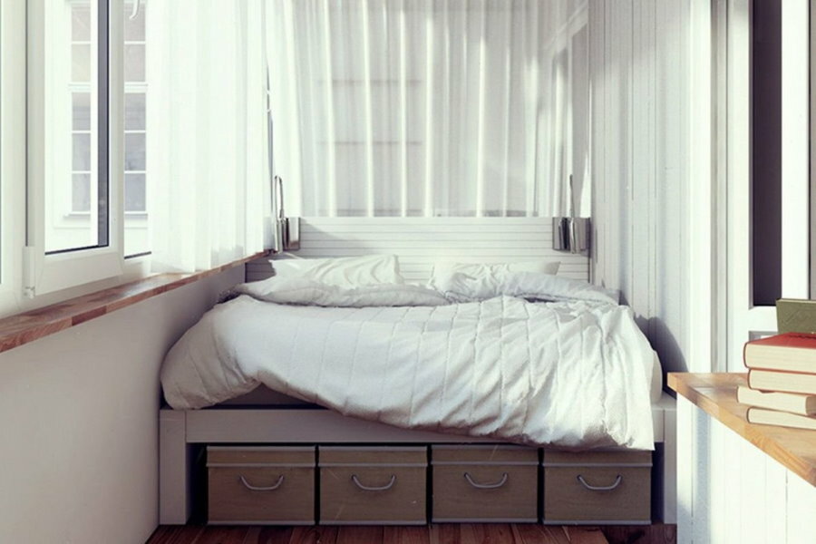 Arrangement of a bedroom on a warm loggia