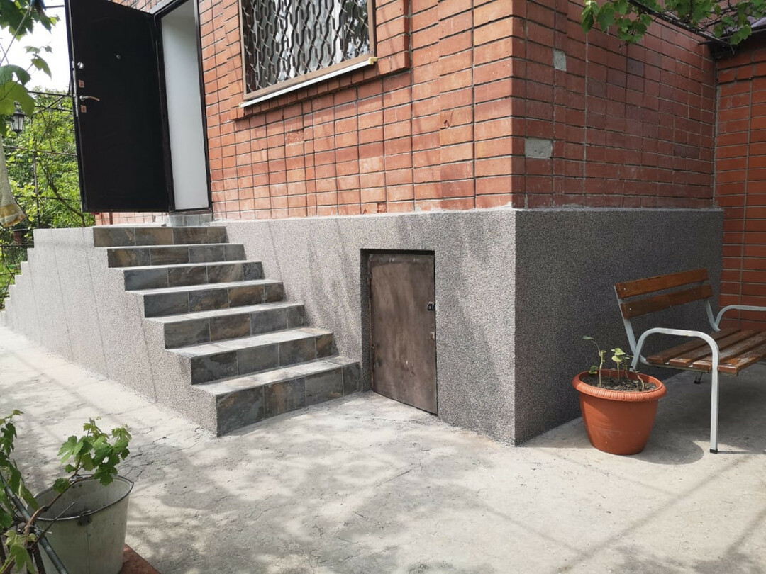 Foto av att avsluta en betongveranda i ett privat hus