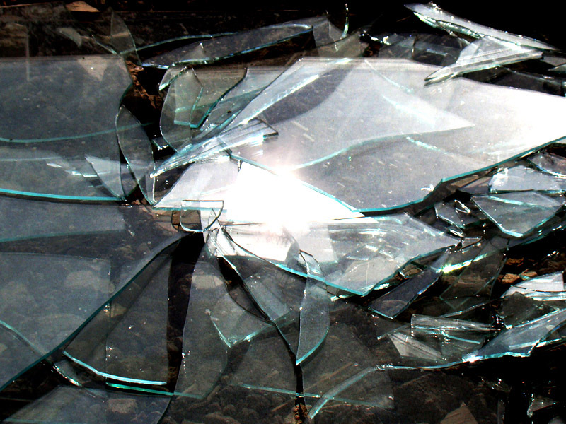 Zerbrochenes Glas in Lösung verhindert, dass Schädlinge wieder ins Haus nagen.