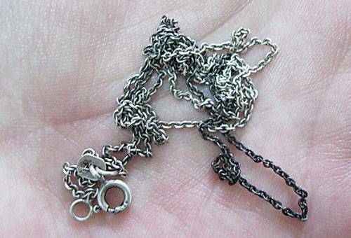 Hvorfor er sølv på halsen mørkere - en kæde og et kors, såvel som andre dekorationer