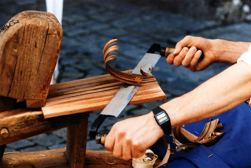 But splitting a log or board is a long and troublesome business, but it gives material of a completely different quality