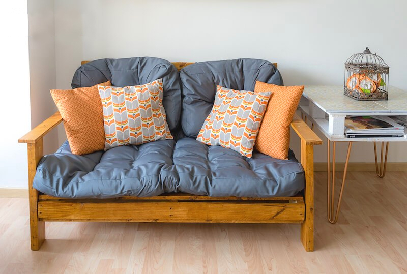 Naminiai foteliai, sofos ir lovos: iš ko jie gali būti pagaminti