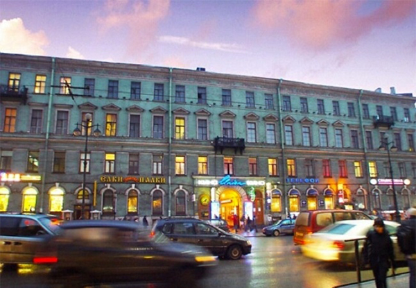 Het hemelkleurige gebouw onderscheidt zich niet veel van andere huizen in St. Petersburg, maar zelfs na vele jaren na de bouw behoudt het zijn schoonheid en speciale smaak
