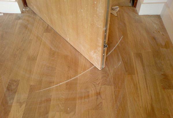 Scratch on a laminate: how to fix it at home