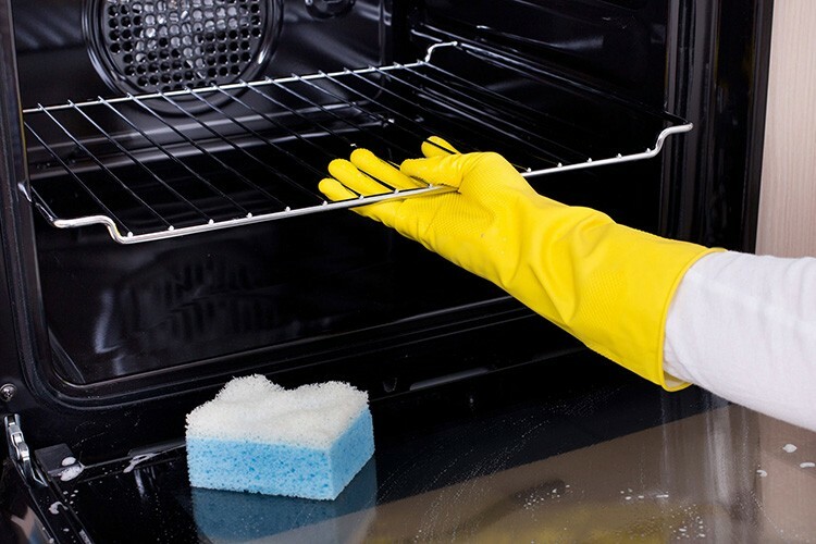 During hydrolysis cleaning, you will need to remove all additional elements from the oven