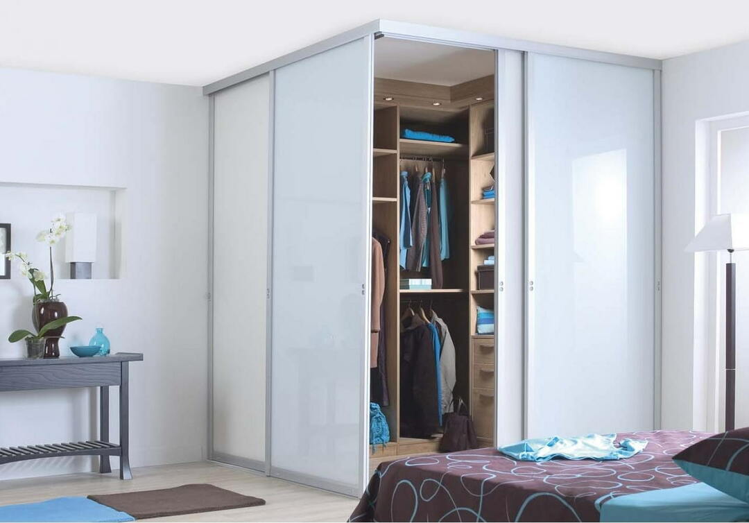 Eckgarderobe: Kleiderschränke im Inneren des Zimmers, Designfotos
