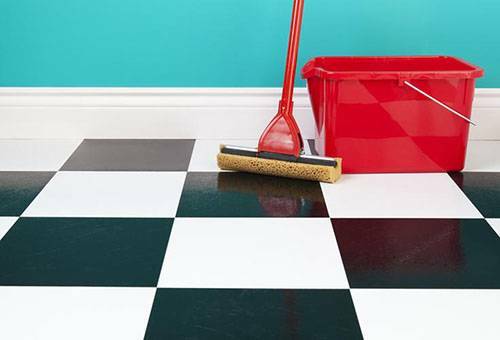 Ako správne umyť podlahu rôznymi typmi náteru?