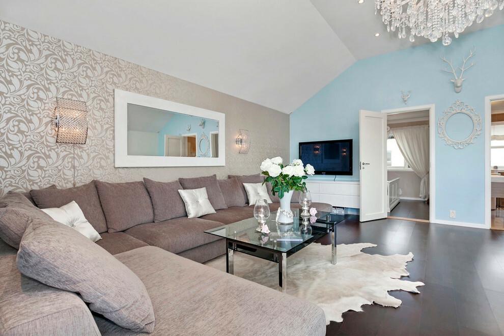 Sofá espaçoso em uma sala de estar moderna