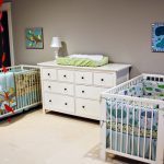 Cots for the twins: the advantages and disadvantages of the models