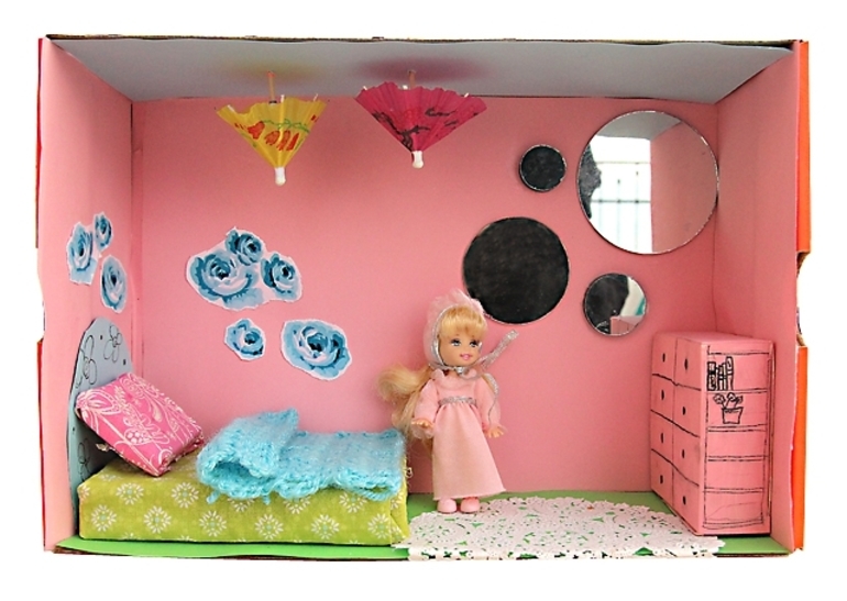 Dollhouse ar rokām: ražošana rotaļlietu māju un saplākšņa kastes