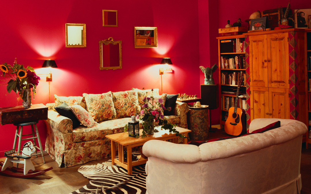raudona sienų spalva gyvenamajame kambaryje