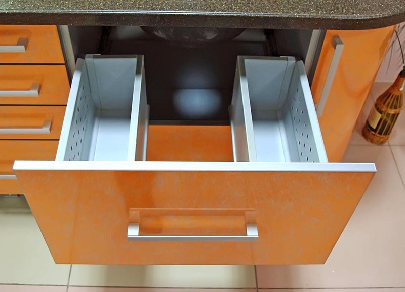 Découverte pour la cuisine intelligente: comment utiliser l'espace sous l'évier