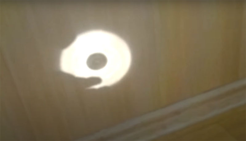 So sieht eine Sonneneruption von einer normalen Scheibe aus, sie reflektiert das Licht direkt und sammelt es nicht in einem Strahl.