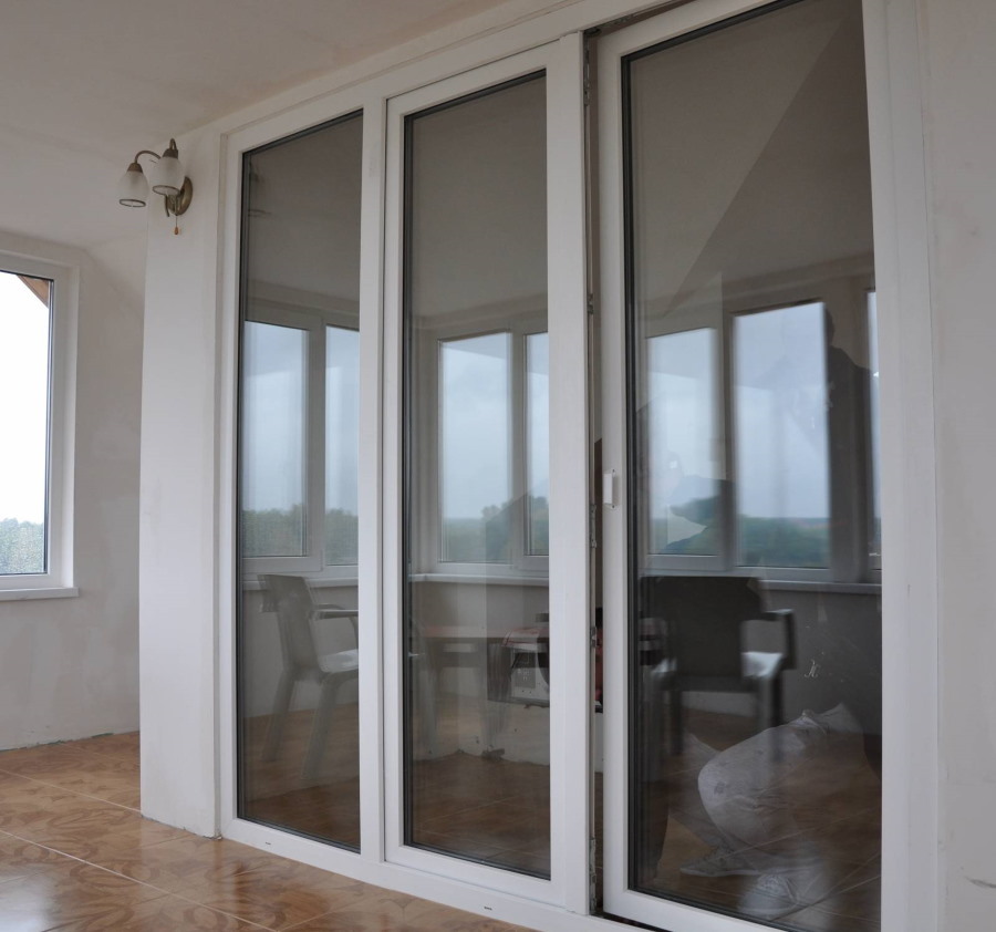 Aluminum sliding doors between the loggia and the living room