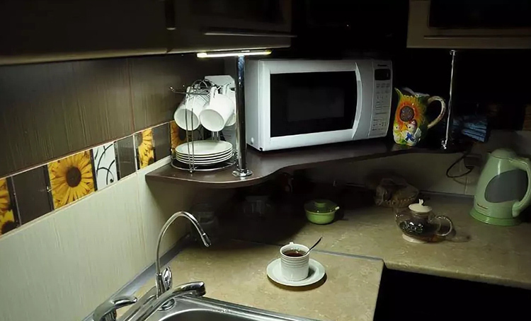 Practical microwave holder in the corner of the headset