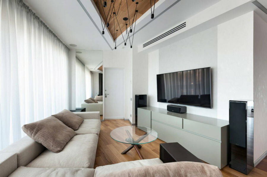 Dřevěná podlaha v obývacím pokoji s bílými stěnami
