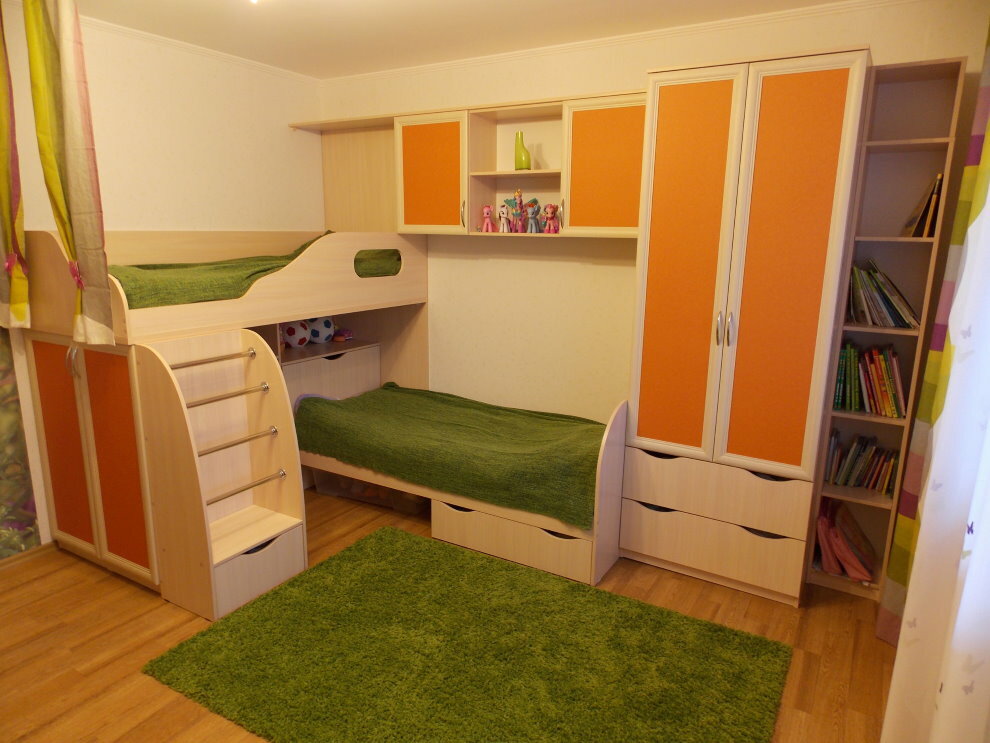 Kleiderschrank mit orangefarbenen Türen im Schlafzimmer für zwei Kinder