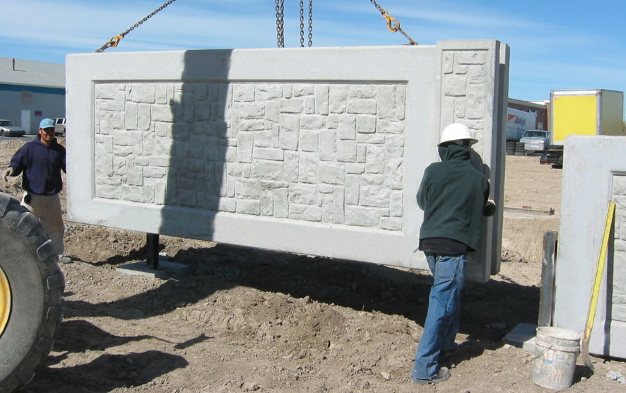 Installation de la section de béton de la clôture principale