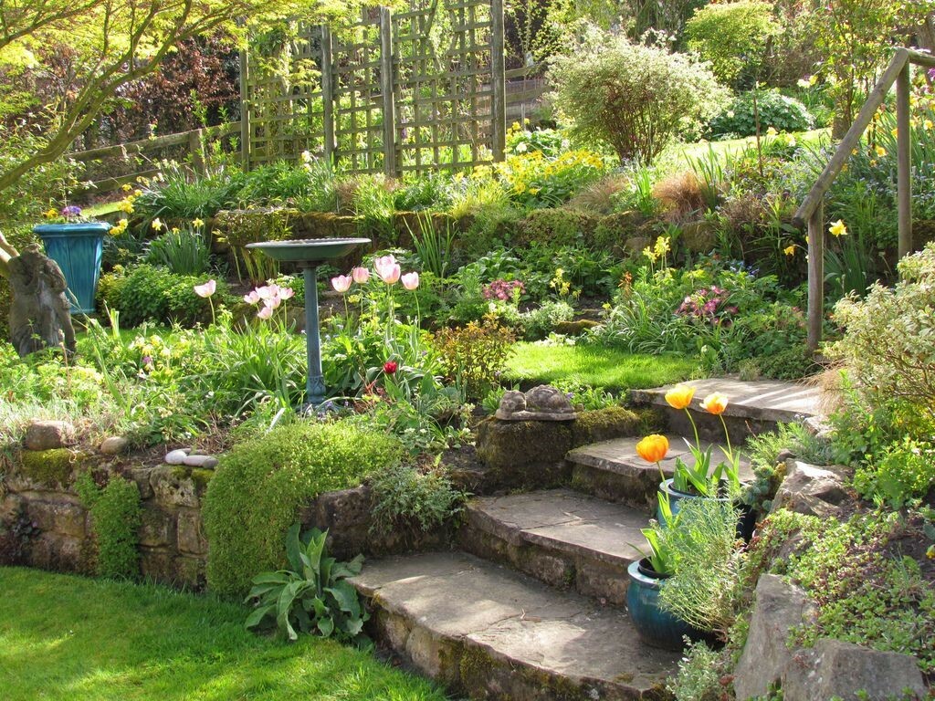 Escalera de piedra en un jardín con irregularidades