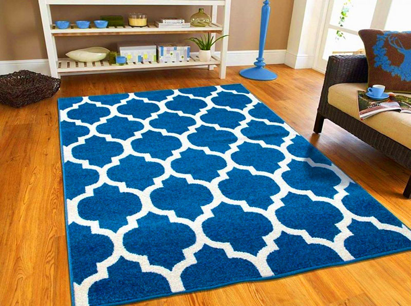 Wenn sich auf dem Teppich ein schönes geometrisches Muster befindet, legen Sie es ohne nachzudenken auf den Boden - es wird sicherlich zu einer Dekoration für jeden Raum
