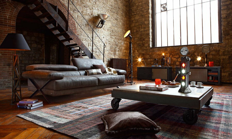 Obývací pokoj ve stylu podkroví s cihlovou tapetou