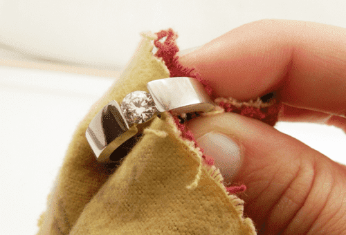 Cleaning jewelry at home with handy tools