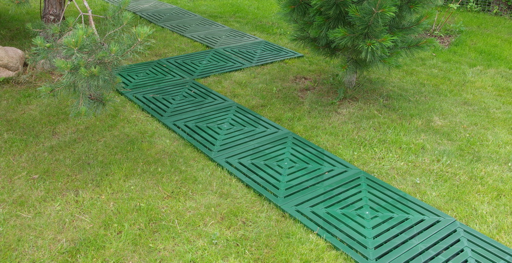 caminos modulares en el jardín