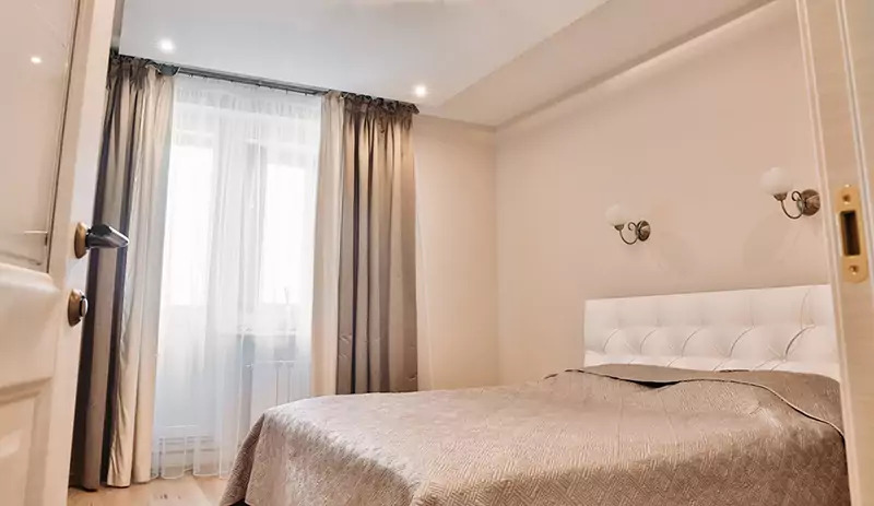 Le confort dans la chambre est créé grâce à une combinaison de différentes nuances: blanc, sable, beige et crème
