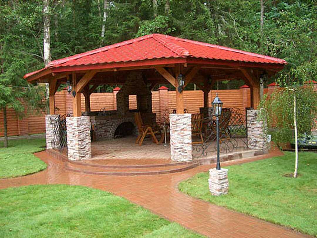 Træpavillon på søjler med stenbeklædning