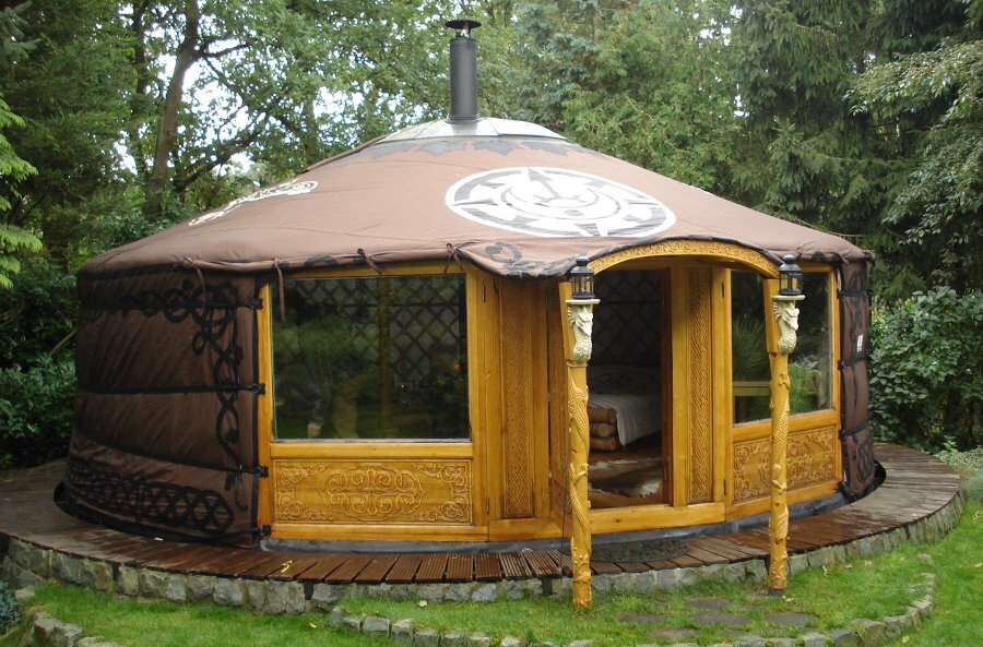 Gazebo-yurt em área suburbana