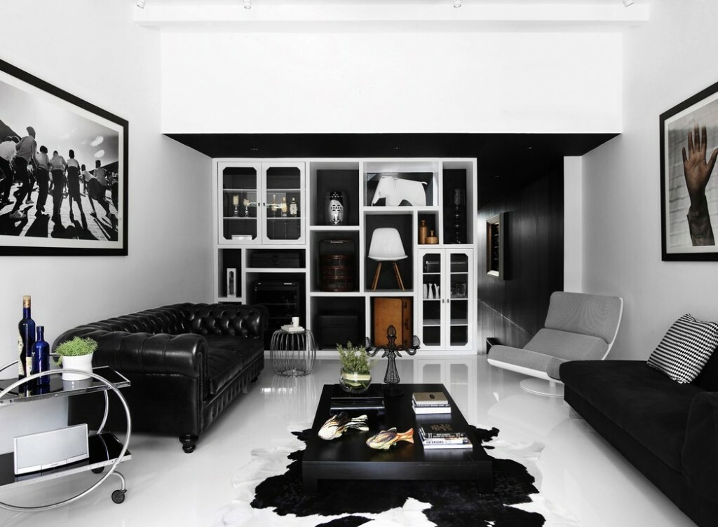 Schwarzes Sofa in einem Flur mit weißem Boden