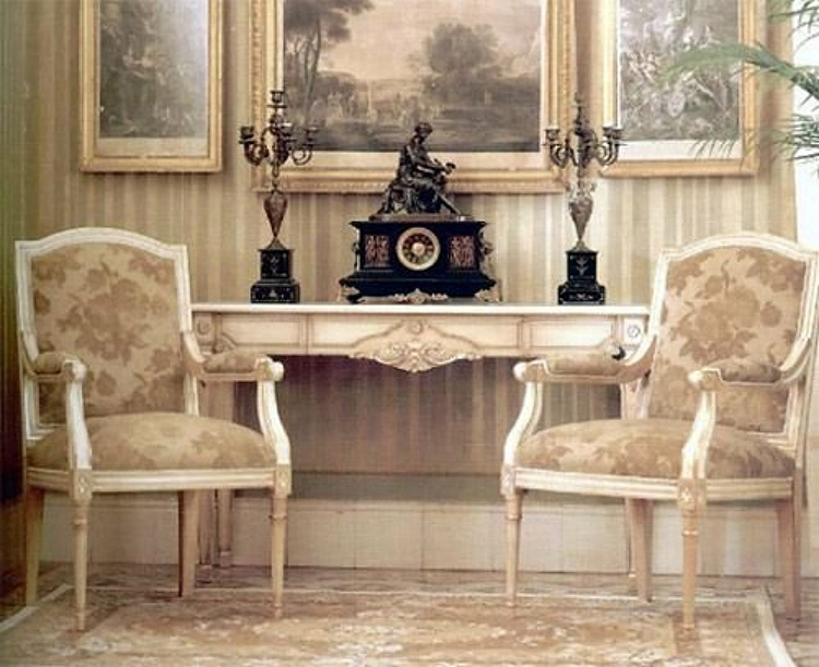 Das Interieur im Stil des Klassizismus zeichnet sich durch eine zurückhaltende Farbgebung kombiniert mit einer luxuriösen Form aus.