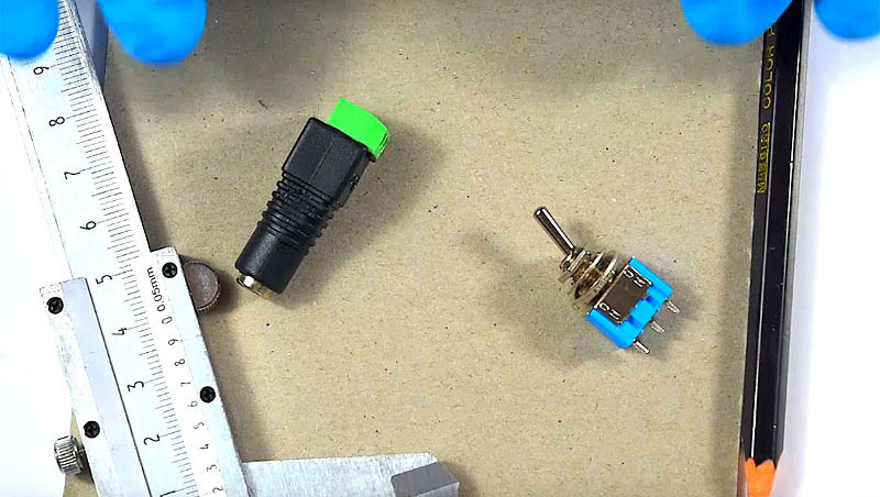 Fanı çalıştırmak için, güç kaynağını bağlamak için küçük bir anahtar ve bir adaptör satın almanız gerekir.