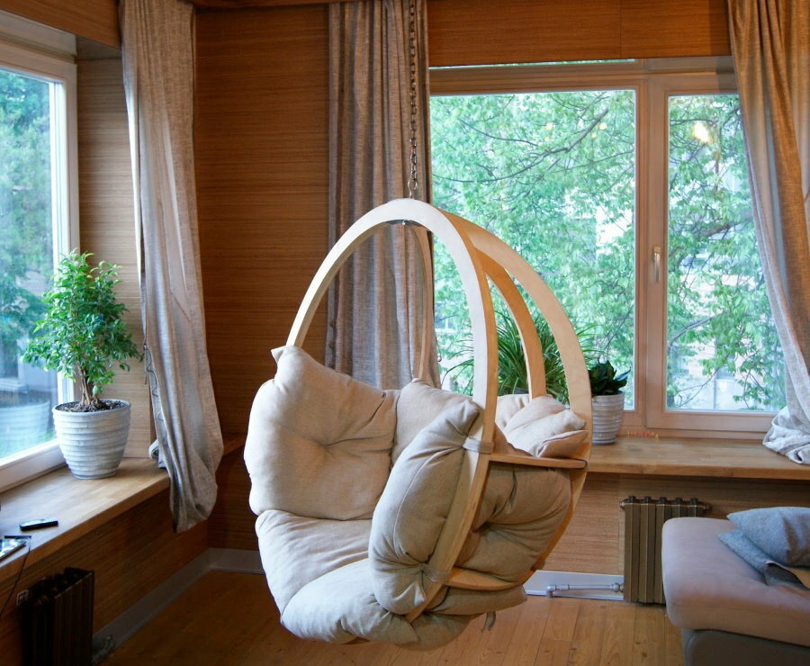Hanging chair with wood frame