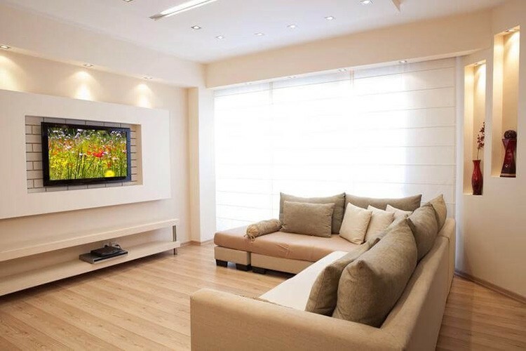Es ist ratsam, Fernseher mit einer Diagonale von nicht mehr als 32 Zoll in Wohnzimmern in speziellen Nischen oder auf Hängeregalen zu platzieren.