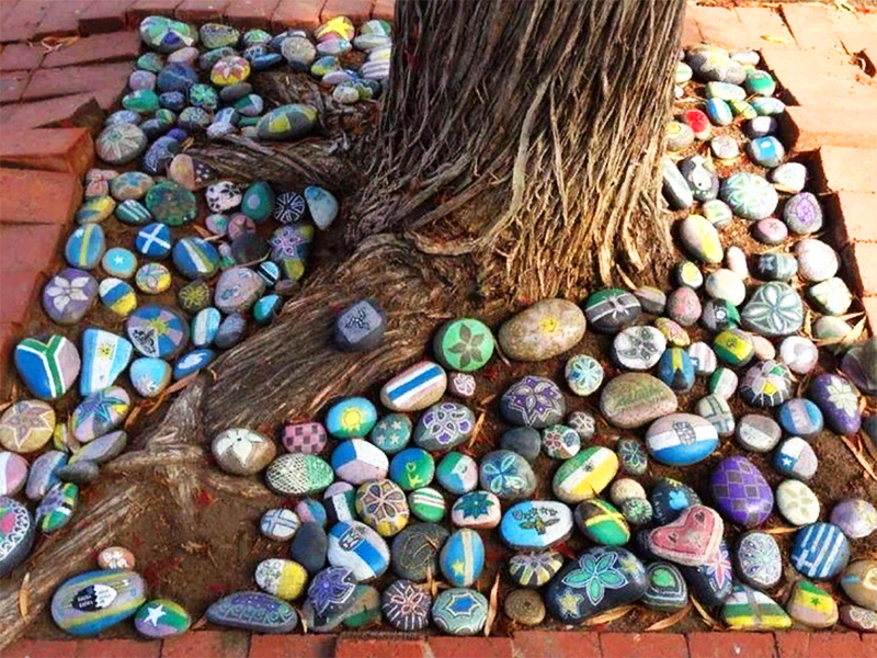 Maalatut kivet koristavat puutarhan