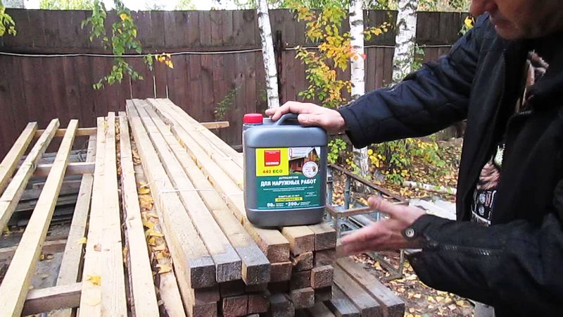 Bevor Sie einen Rahmen aus einer Stange herstellen, müssen Sie das Holz mit einem Antiseptikum imprägnieren - dies schützt die Struktur vor Verfall