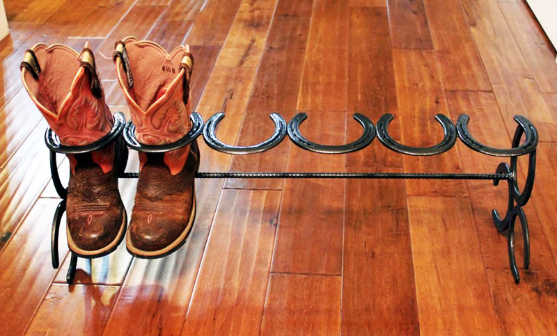 Ein sehr einfacher Schuhständer aus Hufeisen und einem Stück Verstärkung. Wird in einem Interieur im Landhausstil großartig aussehen