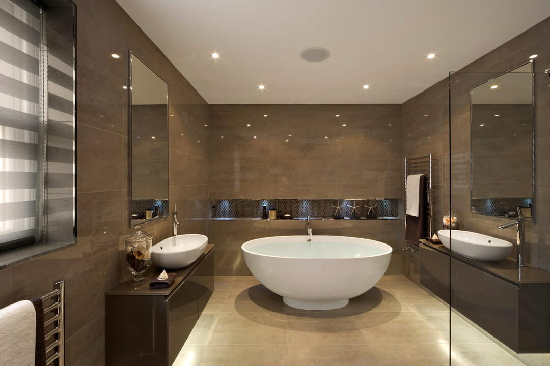 Spanplafond in een moderne badkamer